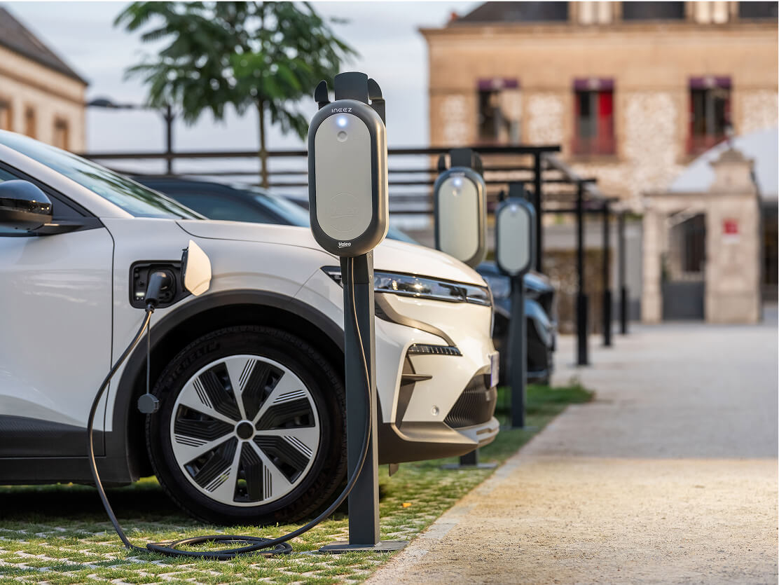 Un parking de véhicules électriques alignés devant des bornes de recharge