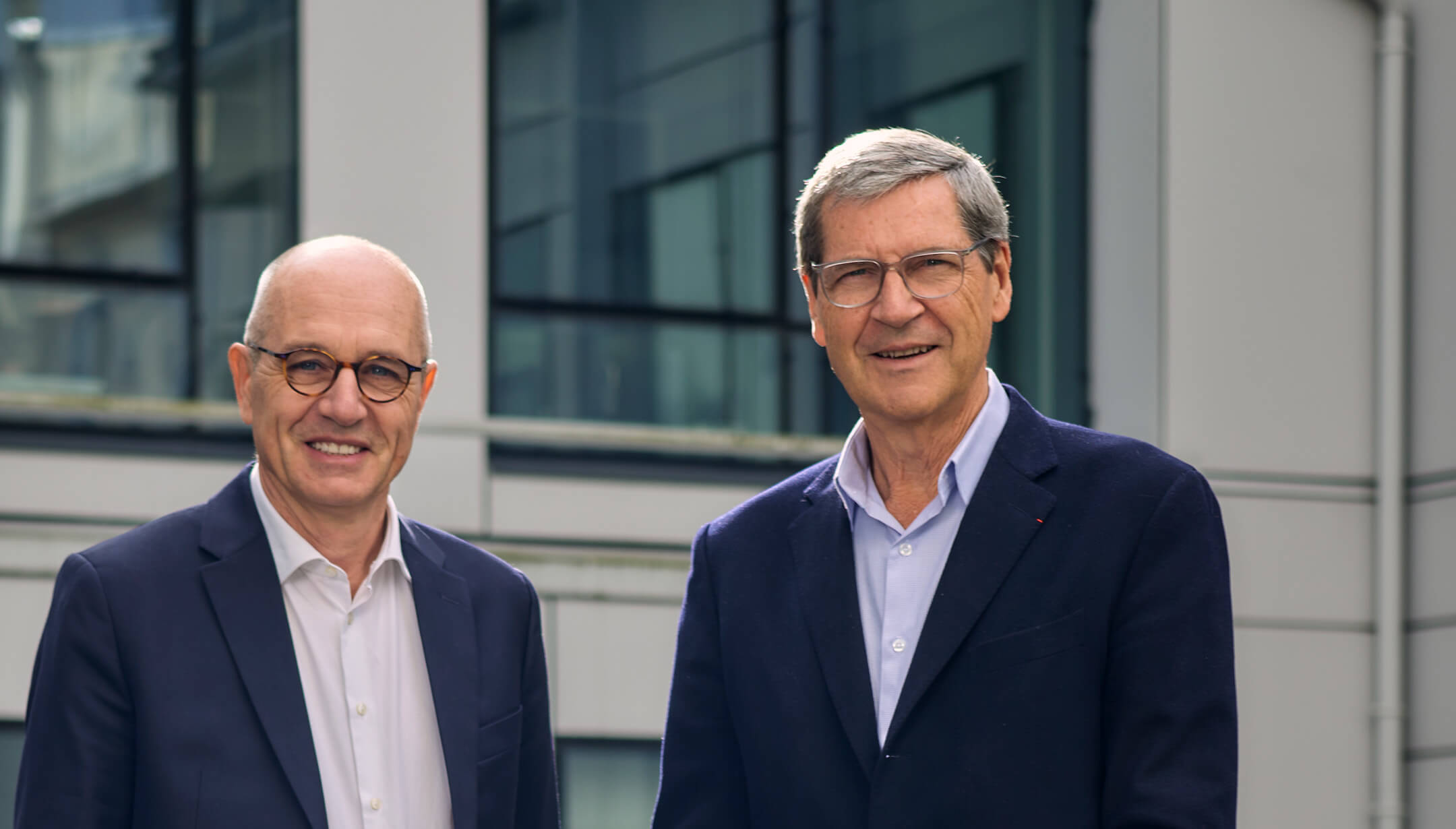 Deux personnes souriants de face